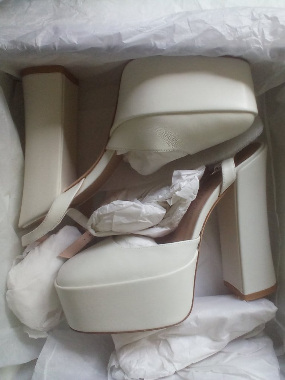 STUART WEITZMAN Sky High 145 Ankle Strap Platform Pump White Size: 8 - Picture 2 of 10
